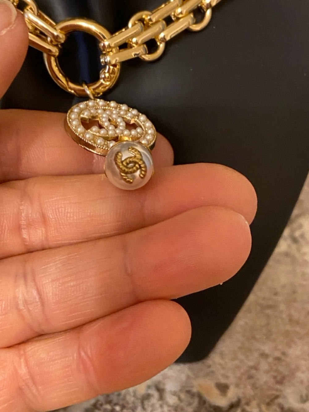 CHANEL Logo Medallion  Pearl Drop Charm And Gold Link Chain Necklace - Picture 4 of 12